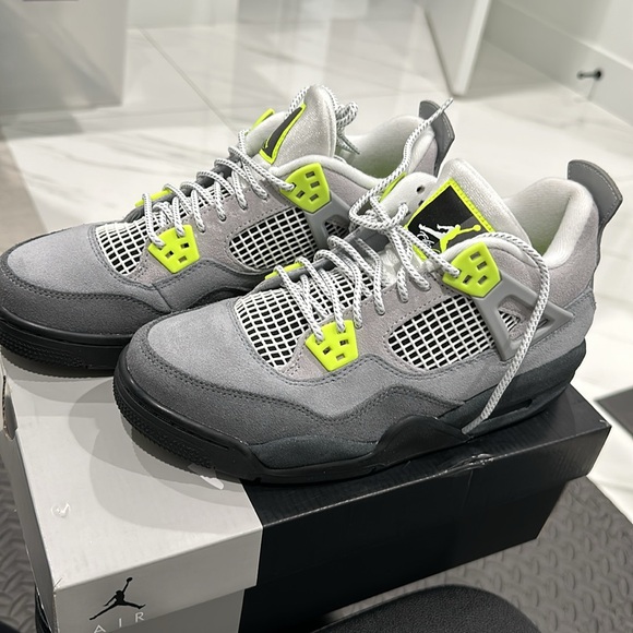 Air Jordan 4 Retro SE (GS) size 7y equivalent to women’s 8.5 - Picture 2 of 4